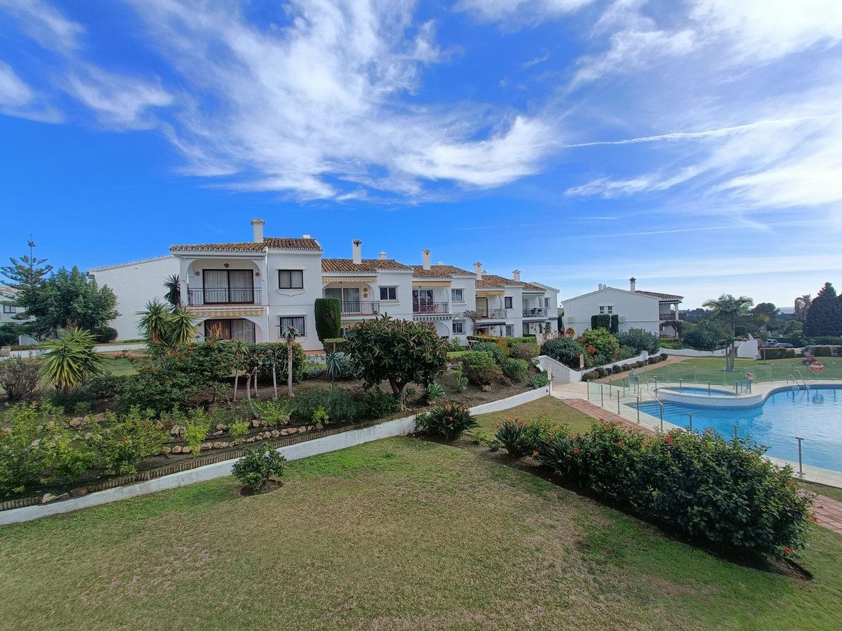 2 Bed Apartment for sale in El Paraiso Costa Del Sol, Málaga, Spain