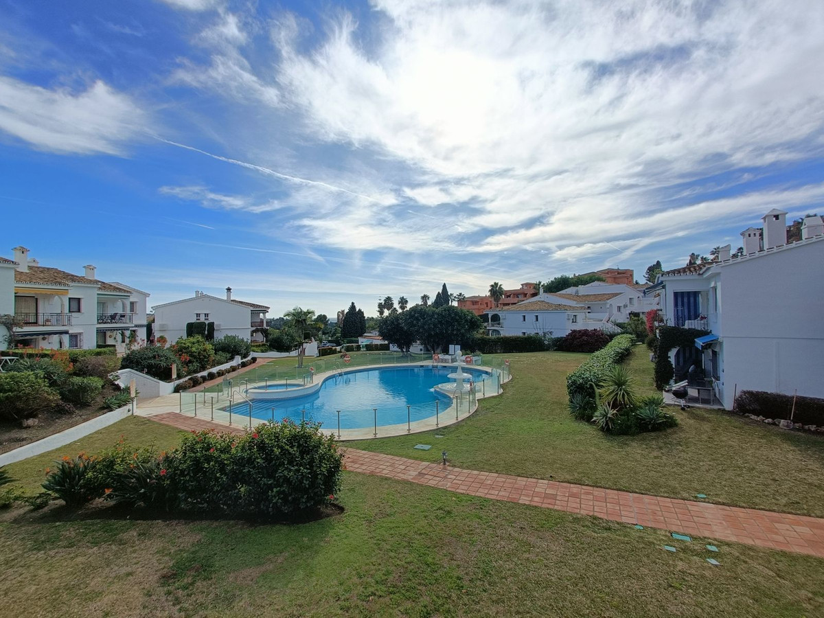 2 Bed Apartment for sale in El Paraiso Costa Del Sol, Málaga, Spain