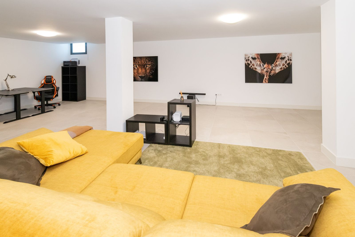 3 Bed Apartment for sale in Cabopino Costa Del Sol, Málaga, Spain