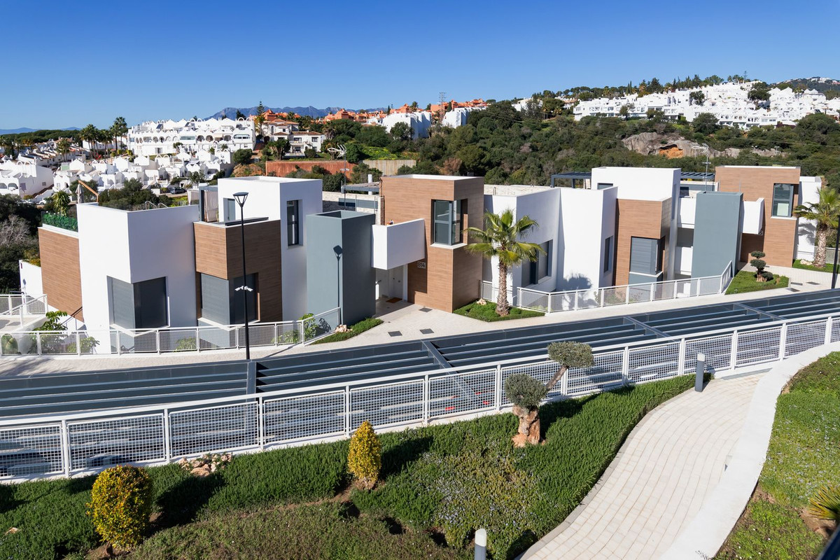 3 Bed Apartment for sale in Cabopino Costa Del Sol, Málaga, Spain