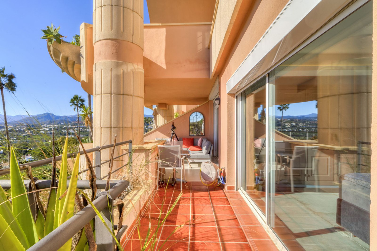 4 Bed Apartment for sale in Nueva Andalucía Costa Del Sol, Málaga, Spain