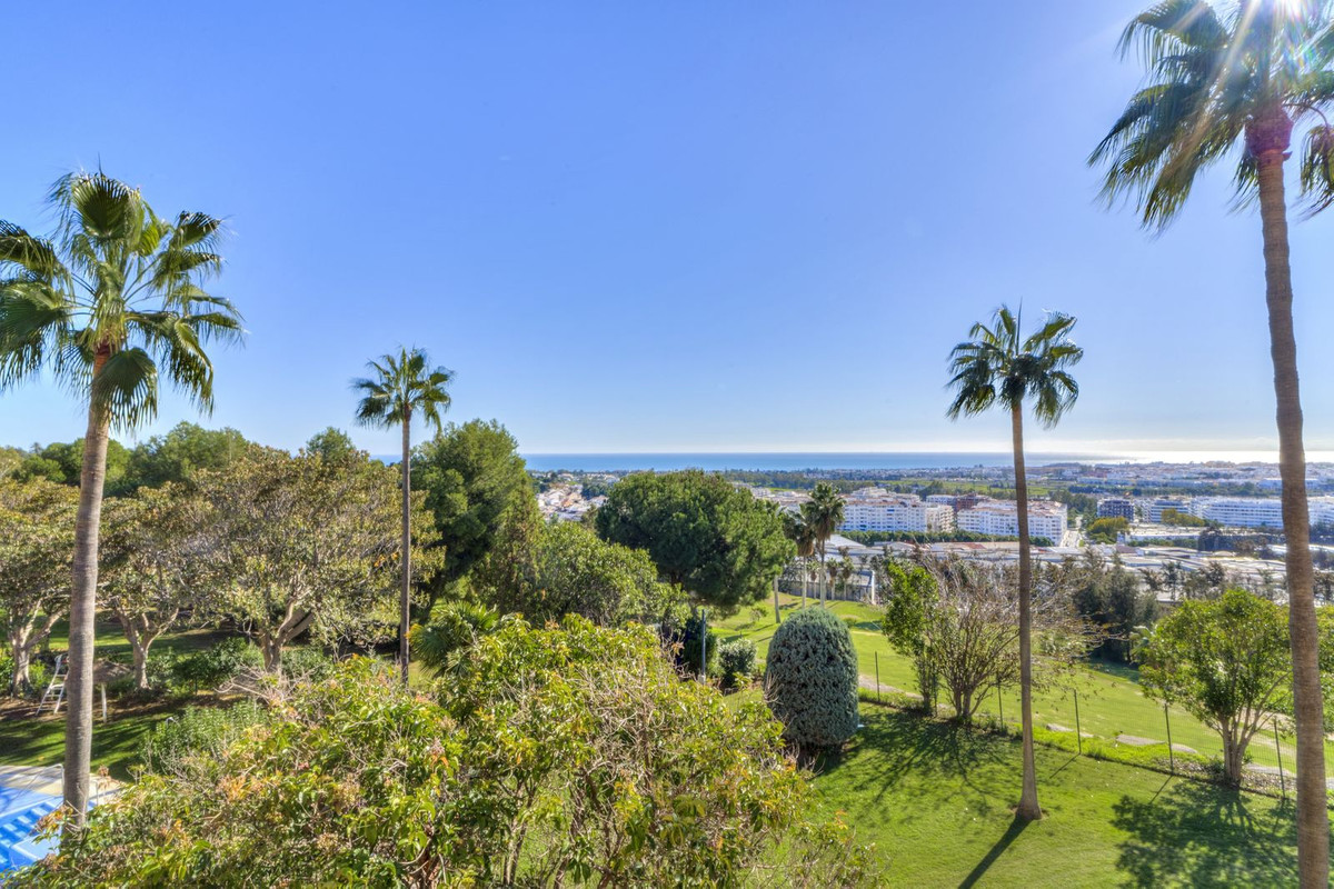 4 Bed Apartment for sale in Nueva Andalucía Costa Del Sol, Málaga, Spain