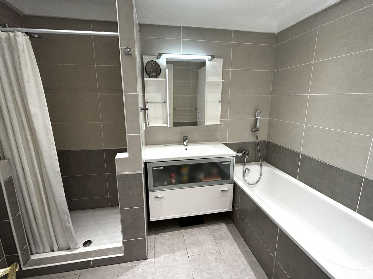Se vende Apartamento Planta Media de 2 dormitorios en Costa Del Sol, Málaga, España