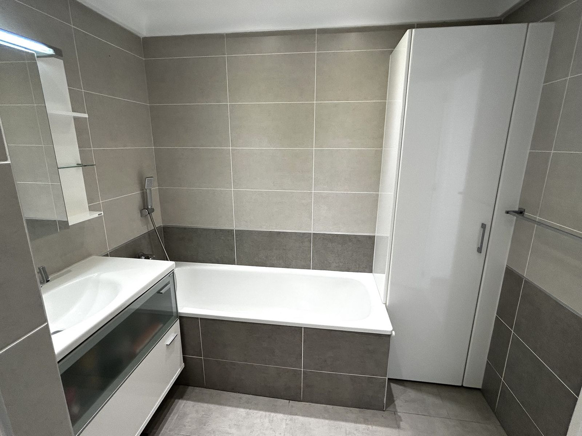 Se vende Apartamento Planta Media de 2 dormitorios en Costa Del Sol, Málaga, España