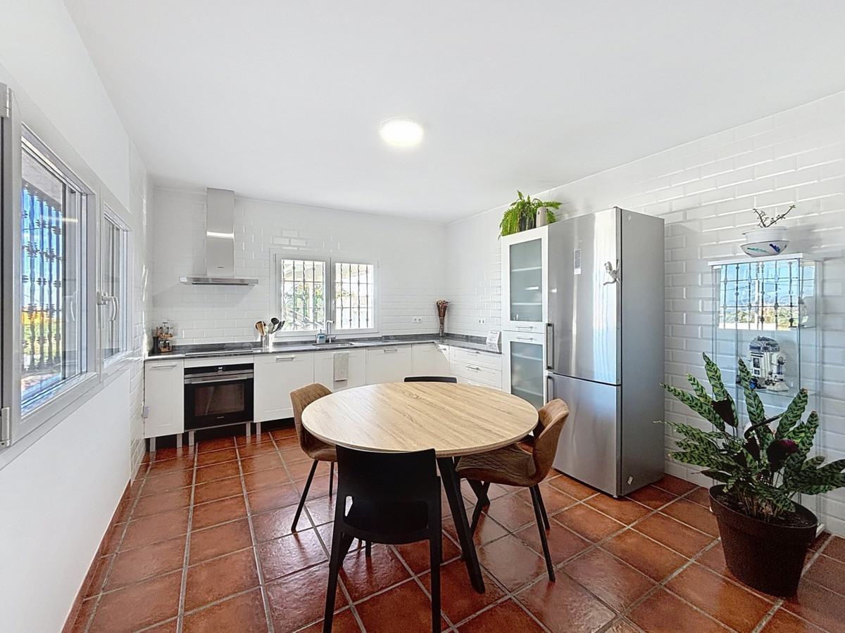 4 Bed Townhouse for sale in Almayate Costa Del Sol East, Málaga, Spain