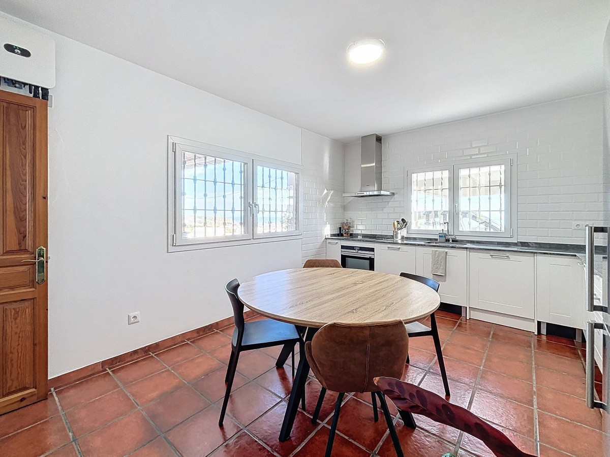 4 Bed Townhouse for sale in Almayate Costa Del Sol East, Málaga, Spain
