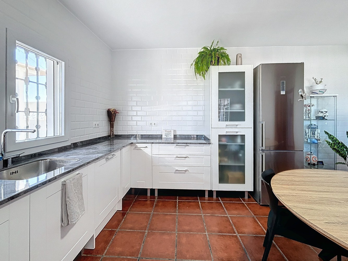 4 Bed Townhouse for sale in Almayate Costa Del Sol East, Málaga, Spain