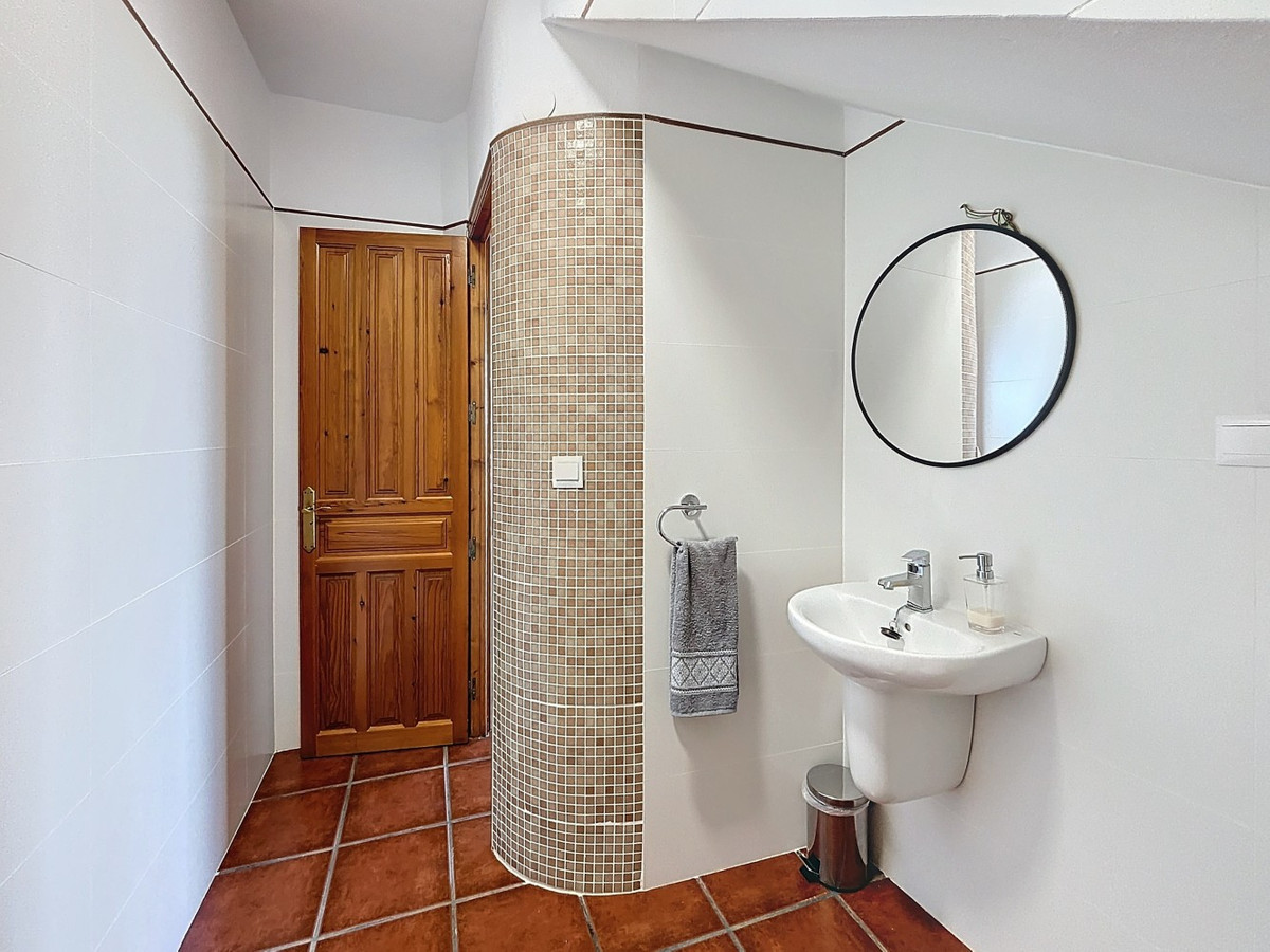 4 Bed Townhouse for sale in Almayate Costa Del Sol East, Málaga, Spain