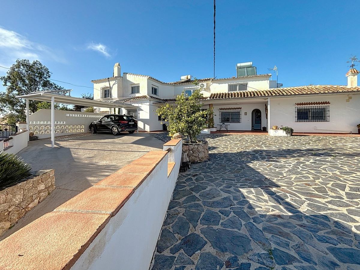 4 Bed Townhouse for sale in Almayate Costa Del Sol East, Málaga, Spain
