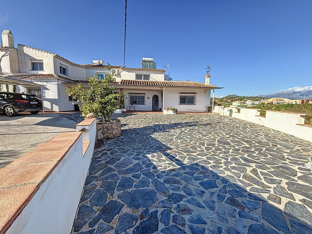 4 Bed Townhouse for sale in Almayate Costa Del Sol East, Málaga, Spain