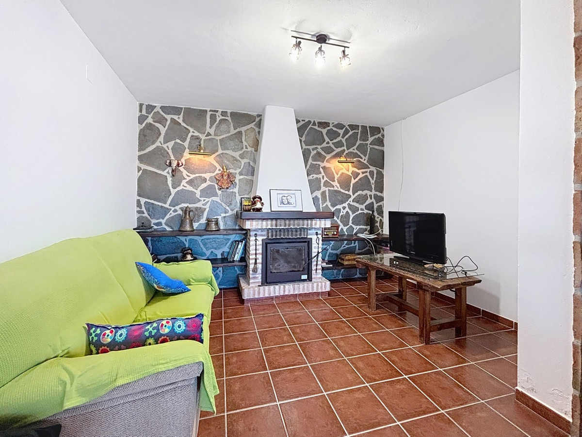 4 Bed Townhouse for sale in Almayate Costa Del Sol East, Málaga, Spain