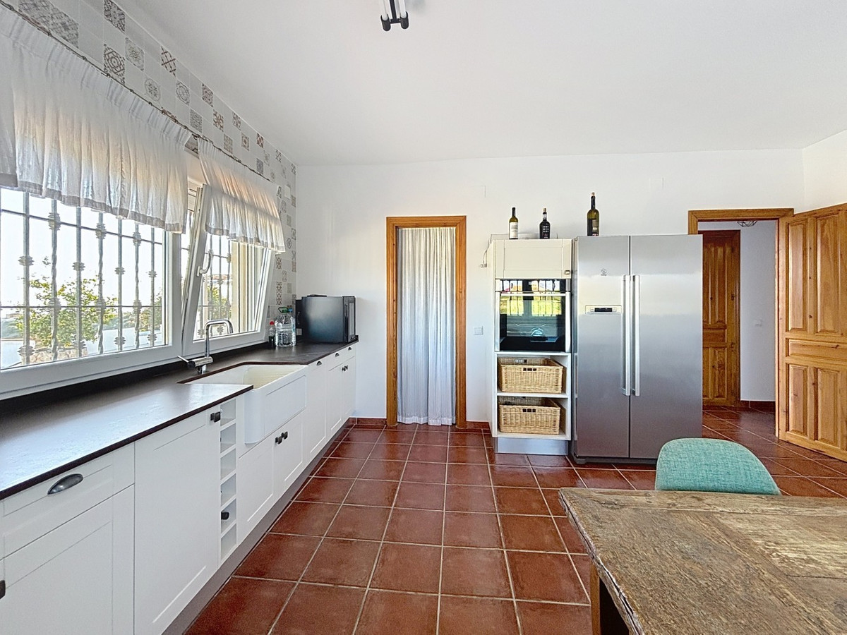 4 Bed Townhouse for sale in Almayate Costa Del Sol East, Málaga, Spain