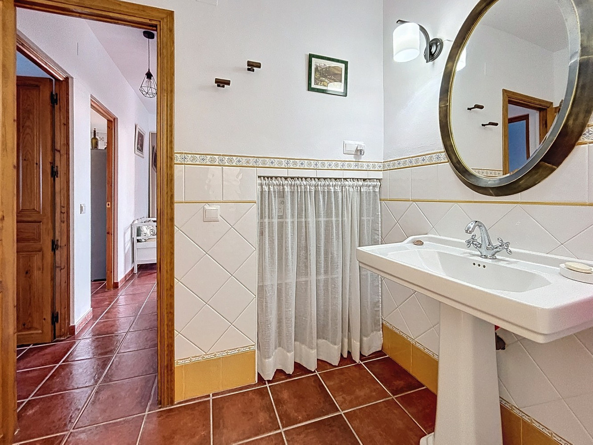 4 Bed Townhouse for sale in Almayate Costa Del Sol East, Málaga, Spain