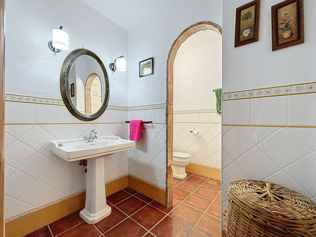 4 Bed Townhouse for sale in Almayate Costa Del Sol East, Málaga, Spain