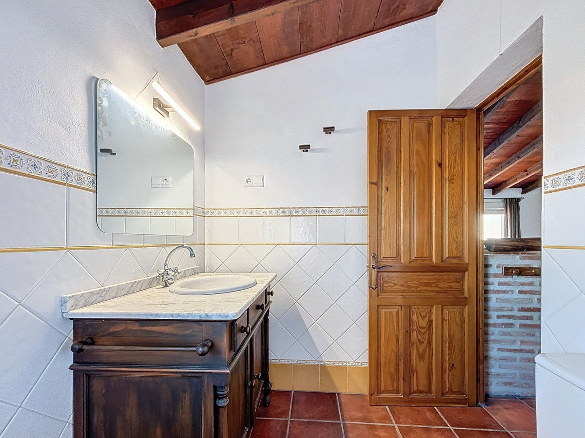 4 Bed Townhouse for sale in Almayate Costa Del Sol East, Málaga, Spain