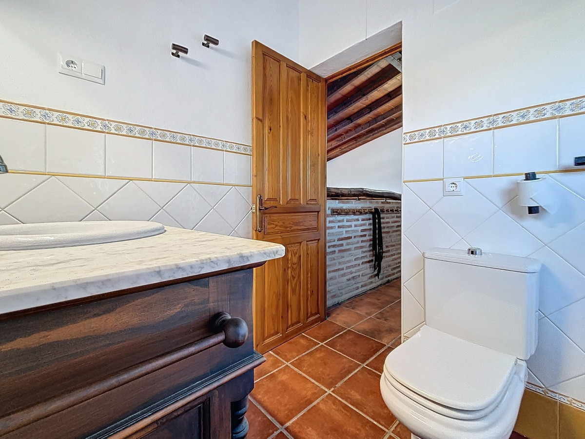 4 Bed Townhouse for sale in Almayate Costa Del Sol East, Málaga, Spain