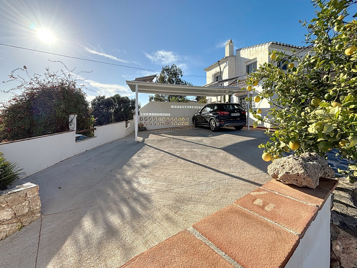 4 Bed Townhouse for sale in Almayate Costa Del Sol East, Málaga, Spain