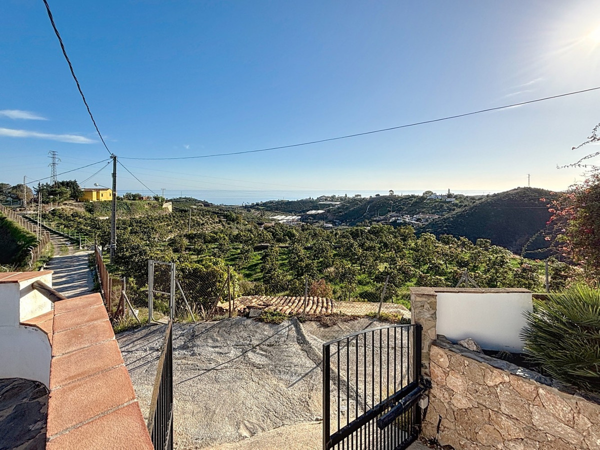4 Bed Townhouse for sale in Almayate Costa Del Sol East, Málaga, Spain
