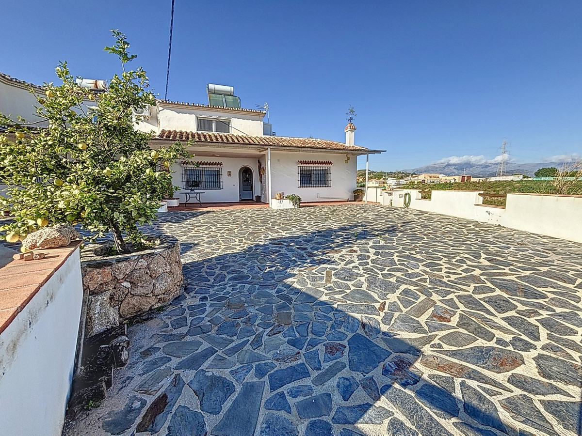 4 Bed Townhouse for sale in Almayate Costa Del Sol East, Málaga, Spain