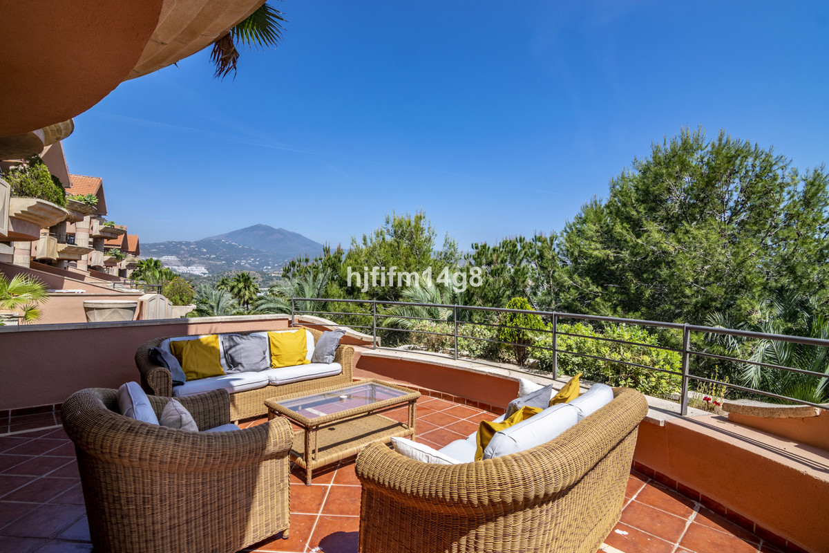 4 Bed Apartment for sale in Nueva Andalucía Costa Del Sol, Málaga, Spain