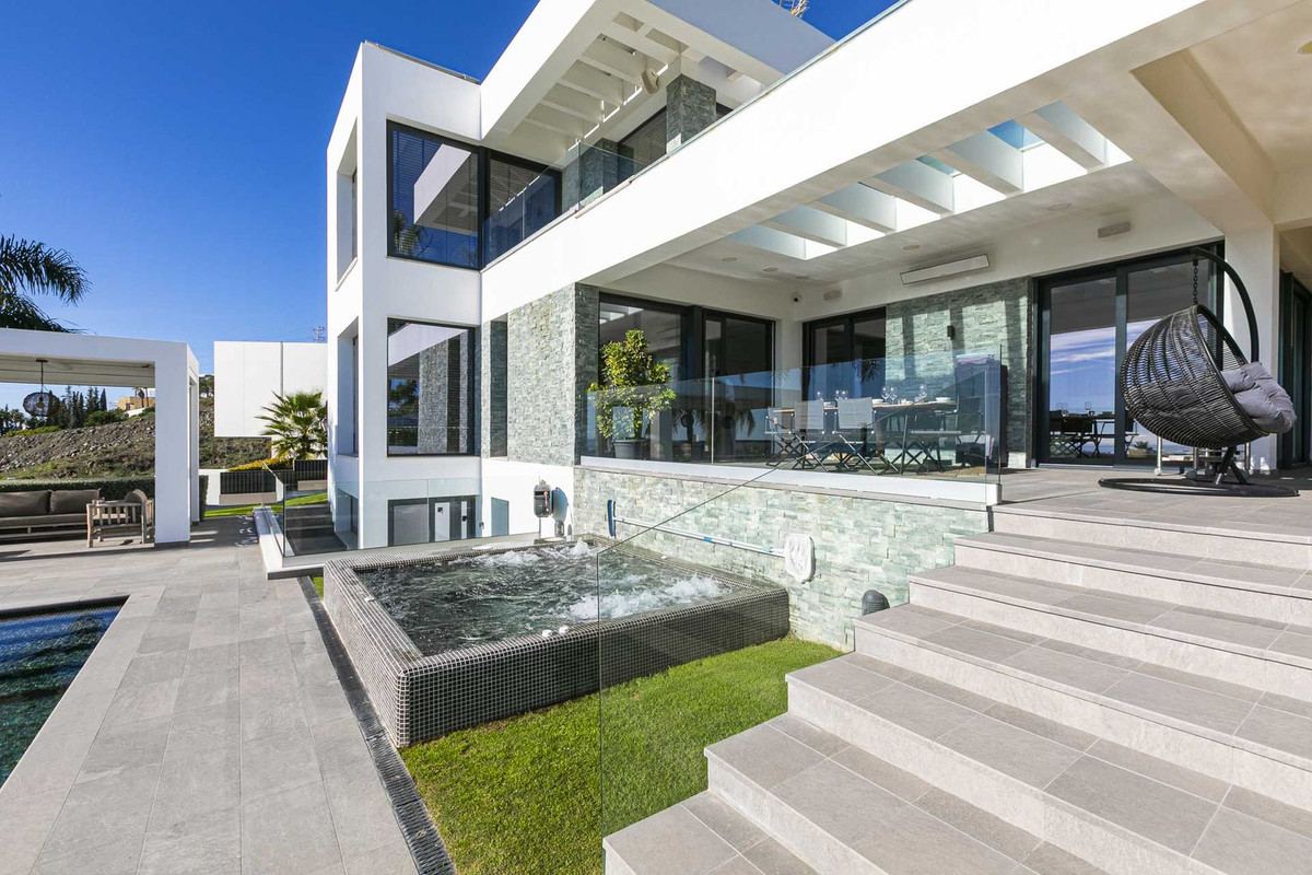 4 Bed Townhouse for sale in Benahavís Costa Del Sol, Málaga, Spain