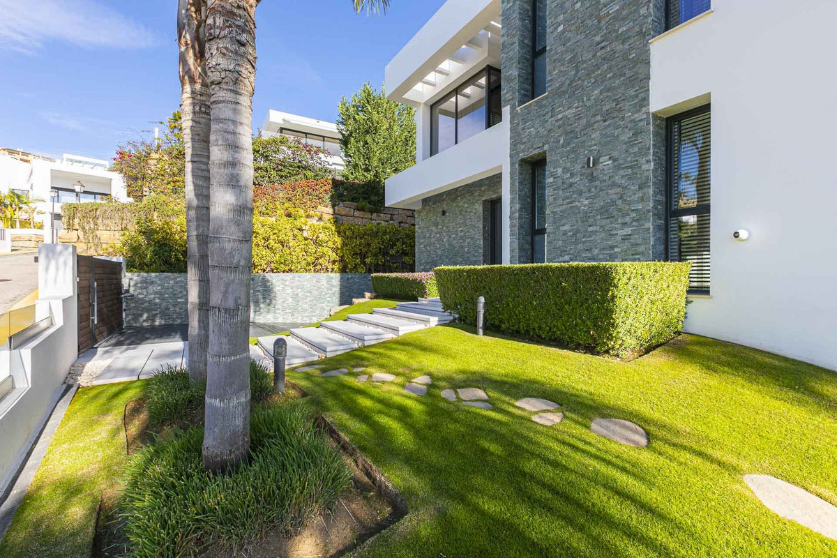 4 Bed Townhouse for sale in Benahavís Costa Del Sol, Málaga, Spain