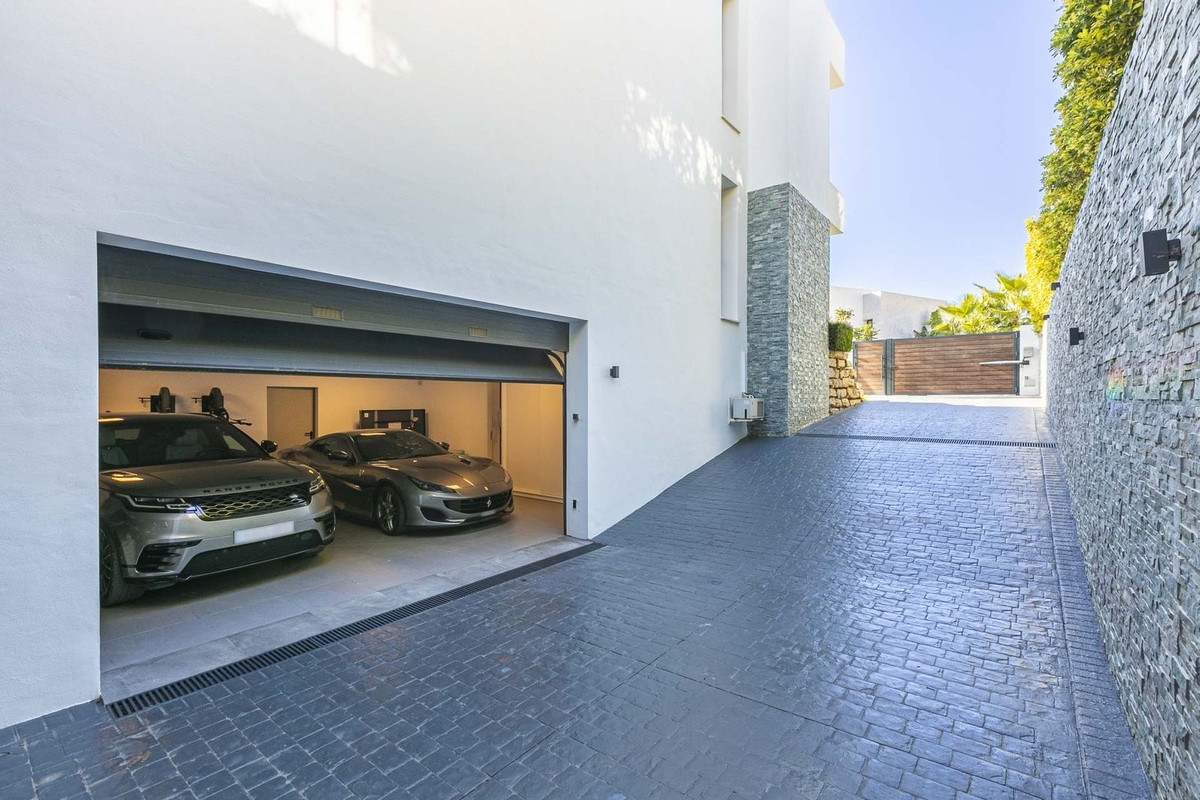 4 Bed Townhouse for sale in Benahavís Costa Del Sol, Málaga, Spain