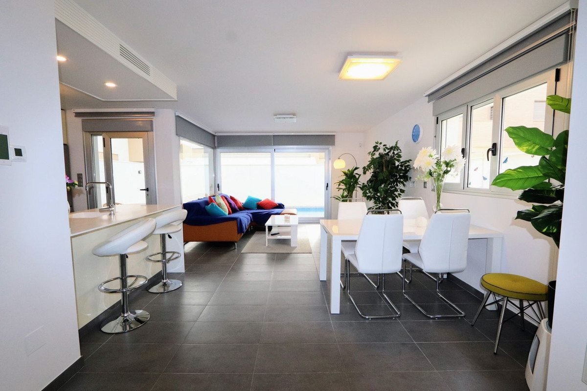 Se vende Villa - Chalet de 3 dormitorios en Costa Blanca, Alicante, España