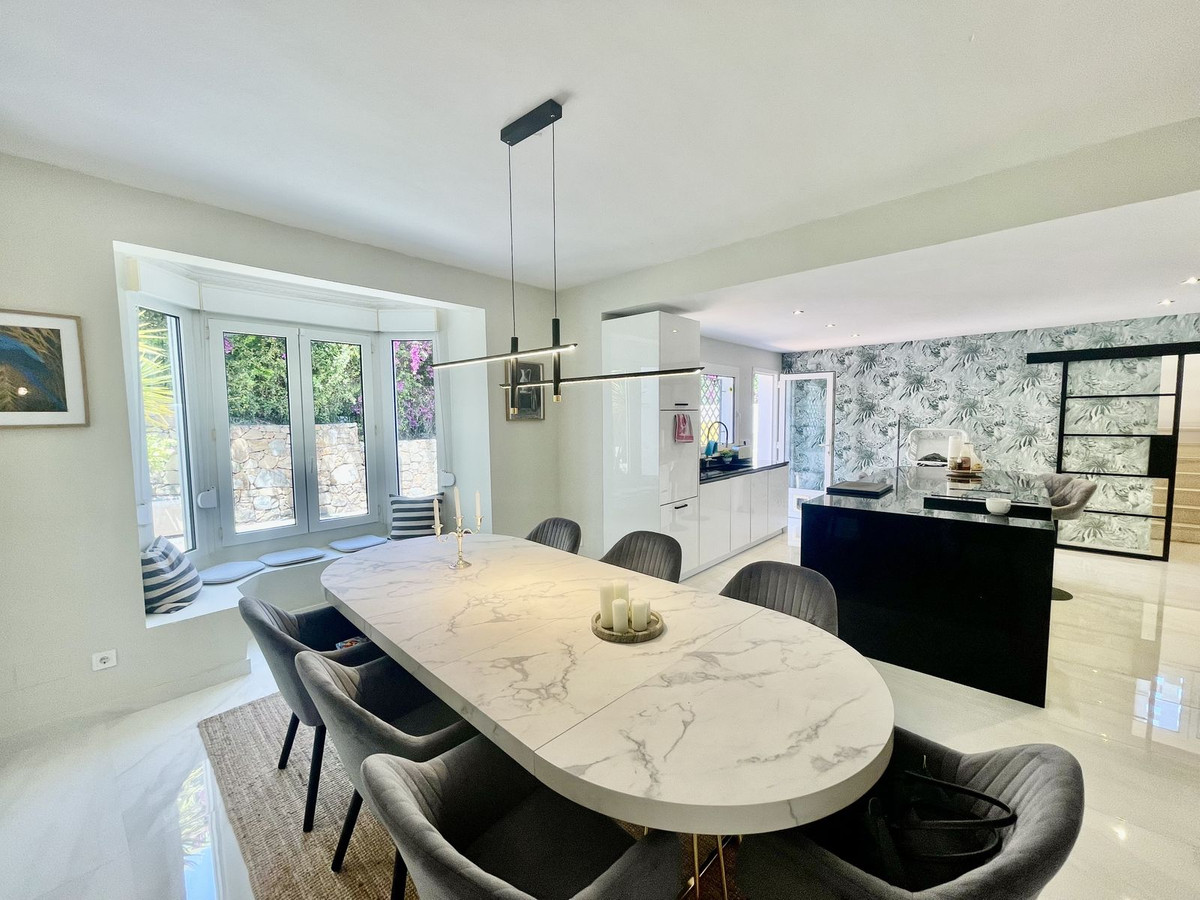 Se vende Villa - Chalet de 5 dormitorios en Costa Del Sol, Cadiz, España