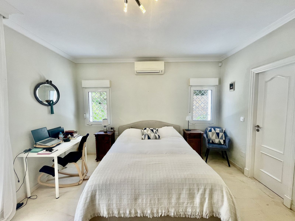 Se vende Villa - Chalet de 5 dormitorios en Costa Del Sol, Cadiz, España