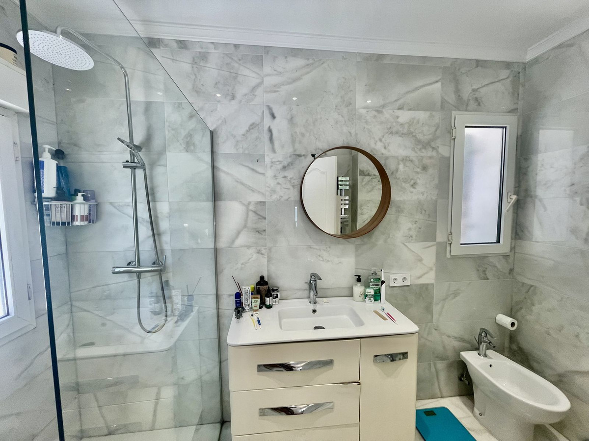 Se vende Villa - Chalet de 5 dormitorios en Costa Del Sol, Cadiz, España