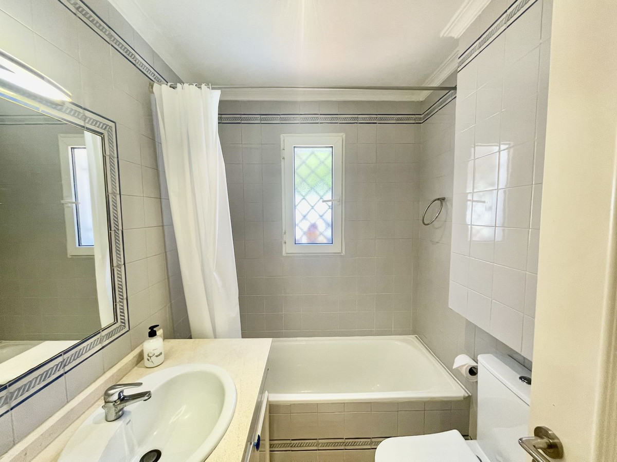 Se vende Villa - Chalet de 5 dormitorios en Costa Del Sol, Cadiz, España