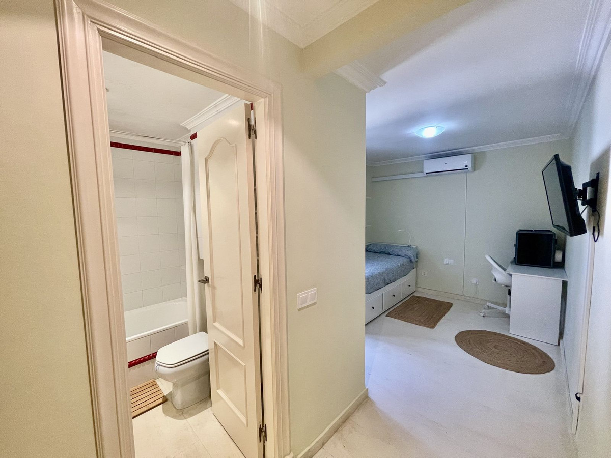 Se vende Villa - Chalet de 5 dormitorios en Costa Del Sol, Cadiz, España