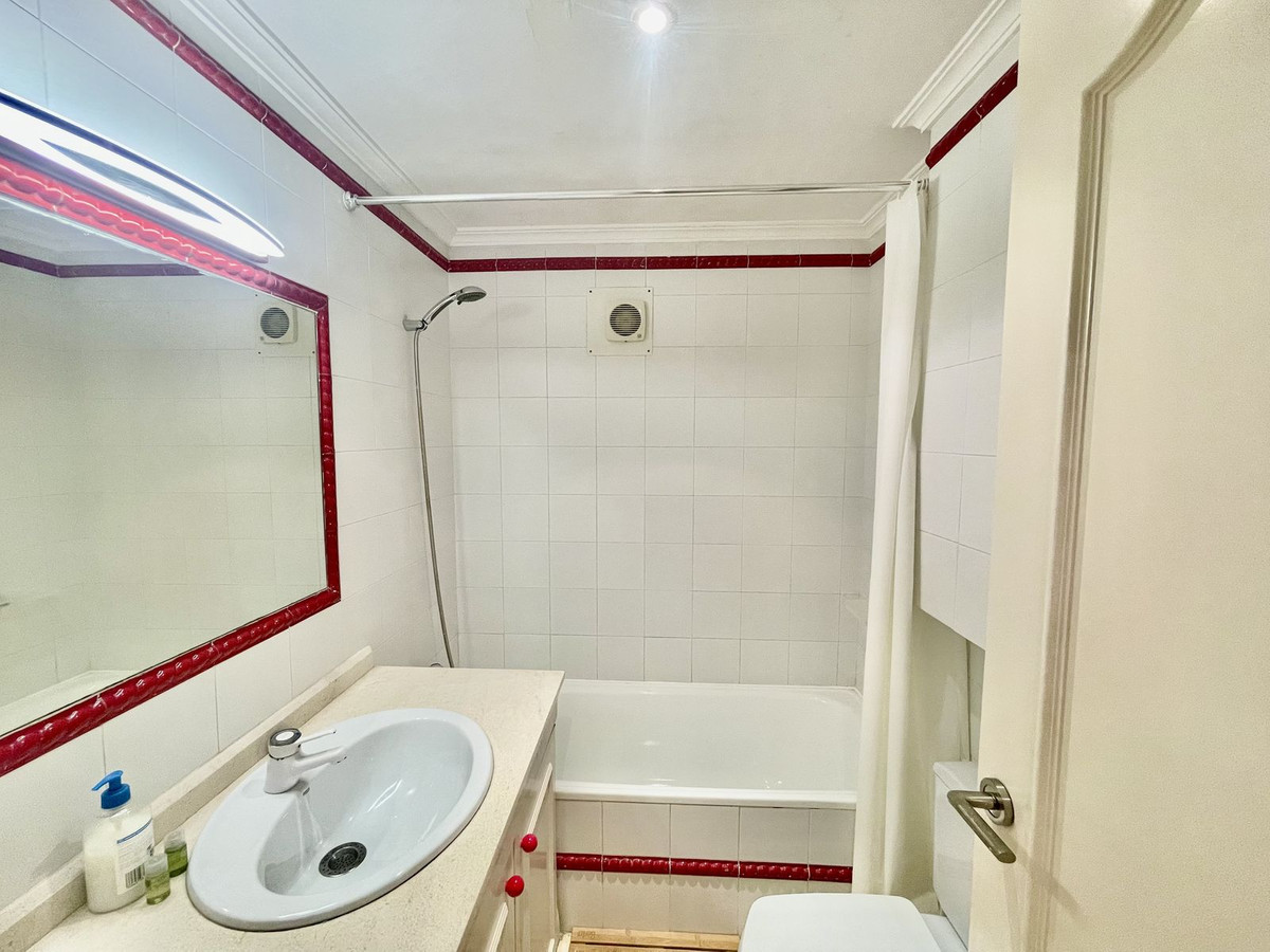 Se vende Villa - Chalet de 5 dormitorios en Costa Del Sol, Cadiz, España