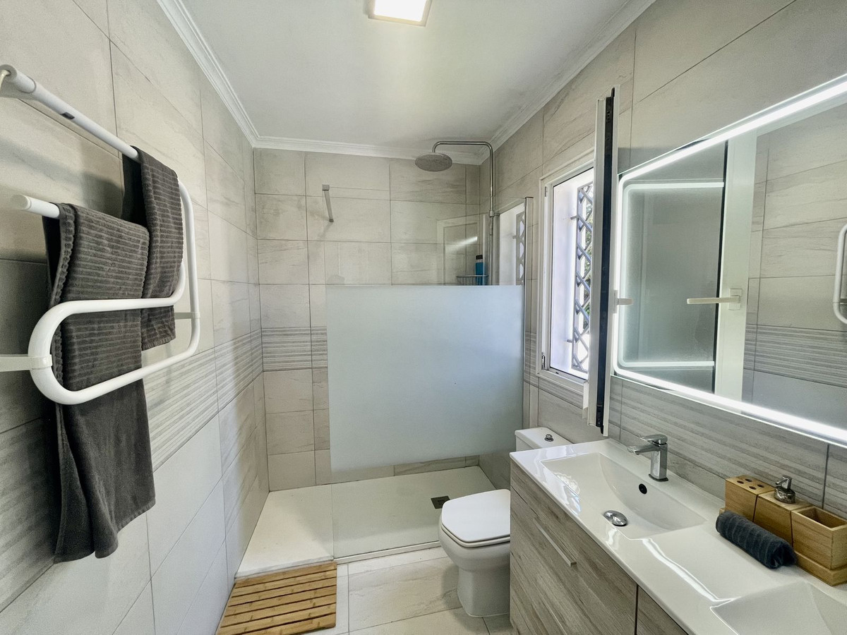 Se vende Villa - Chalet de 5 dormitorios en Costa Del Sol, Cadiz, España