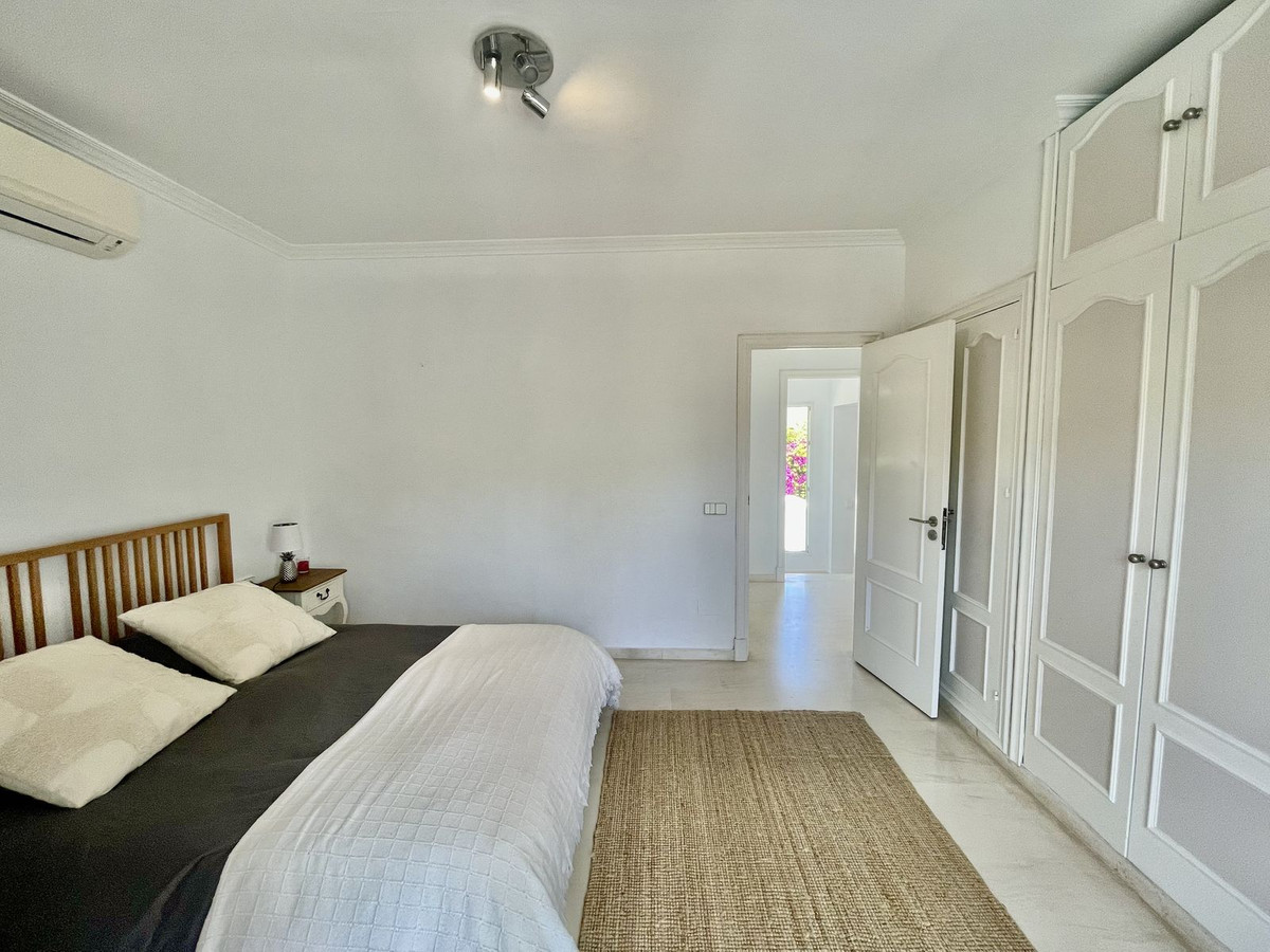 Se vende Villa - Chalet de 5 dormitorios en Costa Del Sol, Cadiz, España