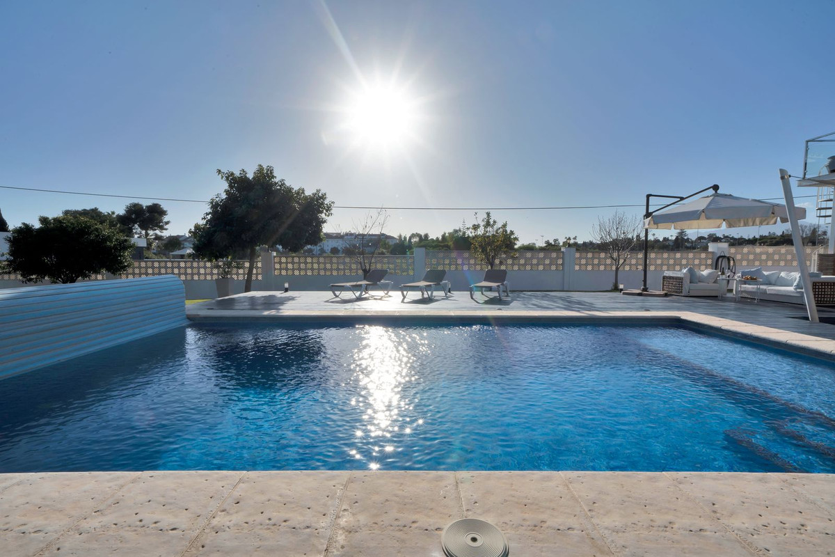 Se vende Villa - Chalet de 4 dormitorios en Costa Del Sol, Málaga, España