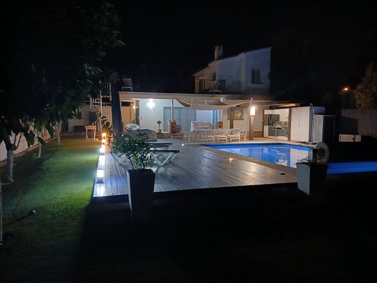 Se vende Villa - Chalet de 4 dormitorios en Costa Del Sol, Málaga, España