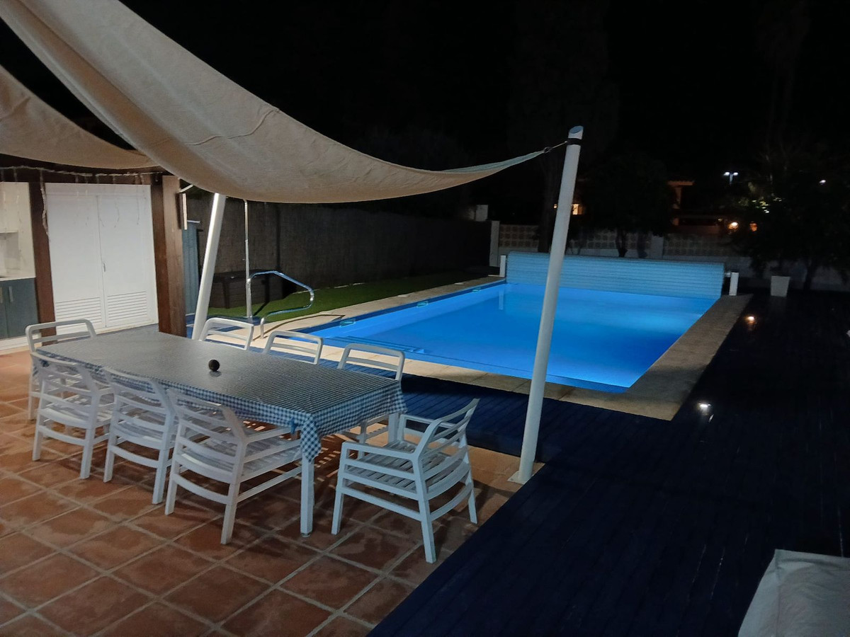 Se vende Villa - Chalet de 4 dormitorios en Costa Del Sol, Málaga, España