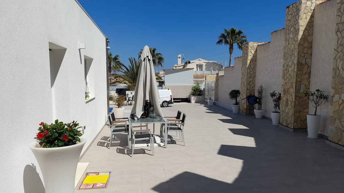 Se vende Villa - Chalet de 6 dormitorios en Costa Blanca, Alicante, España