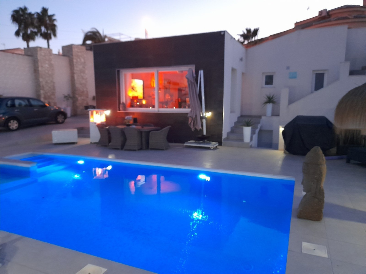 Se vende Villa - Chalet de 6 dormitorios en Costa Blanca, Alicante, España