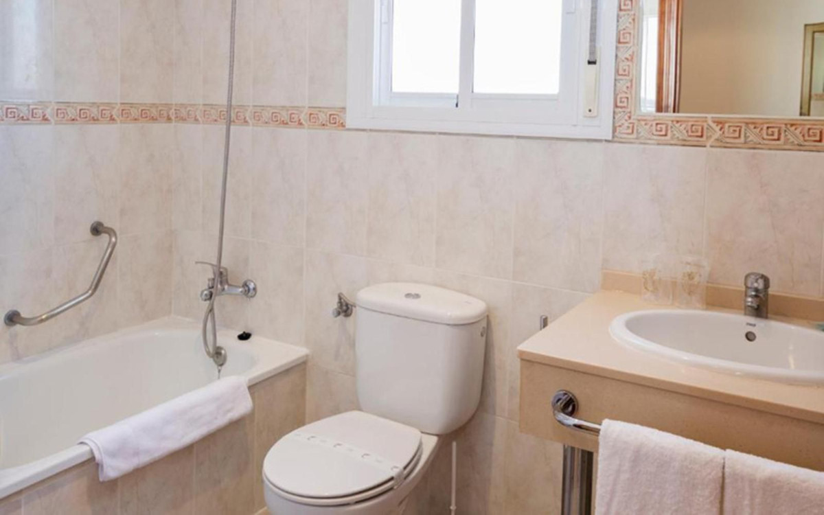 Se vende Hotel de 54 dormitorios en Costa Del Sol, Málaga, España
