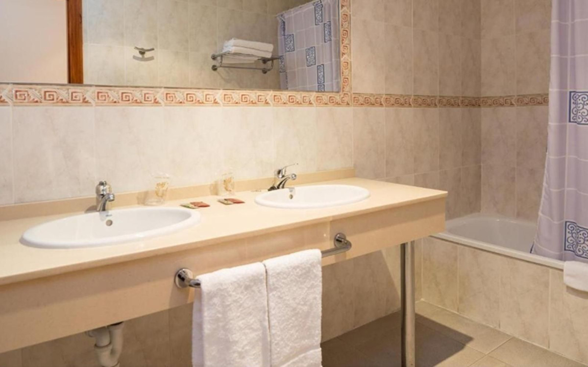 Se vende Hotel de 54 dormitorios en Costa Del Sol, Málaga, España