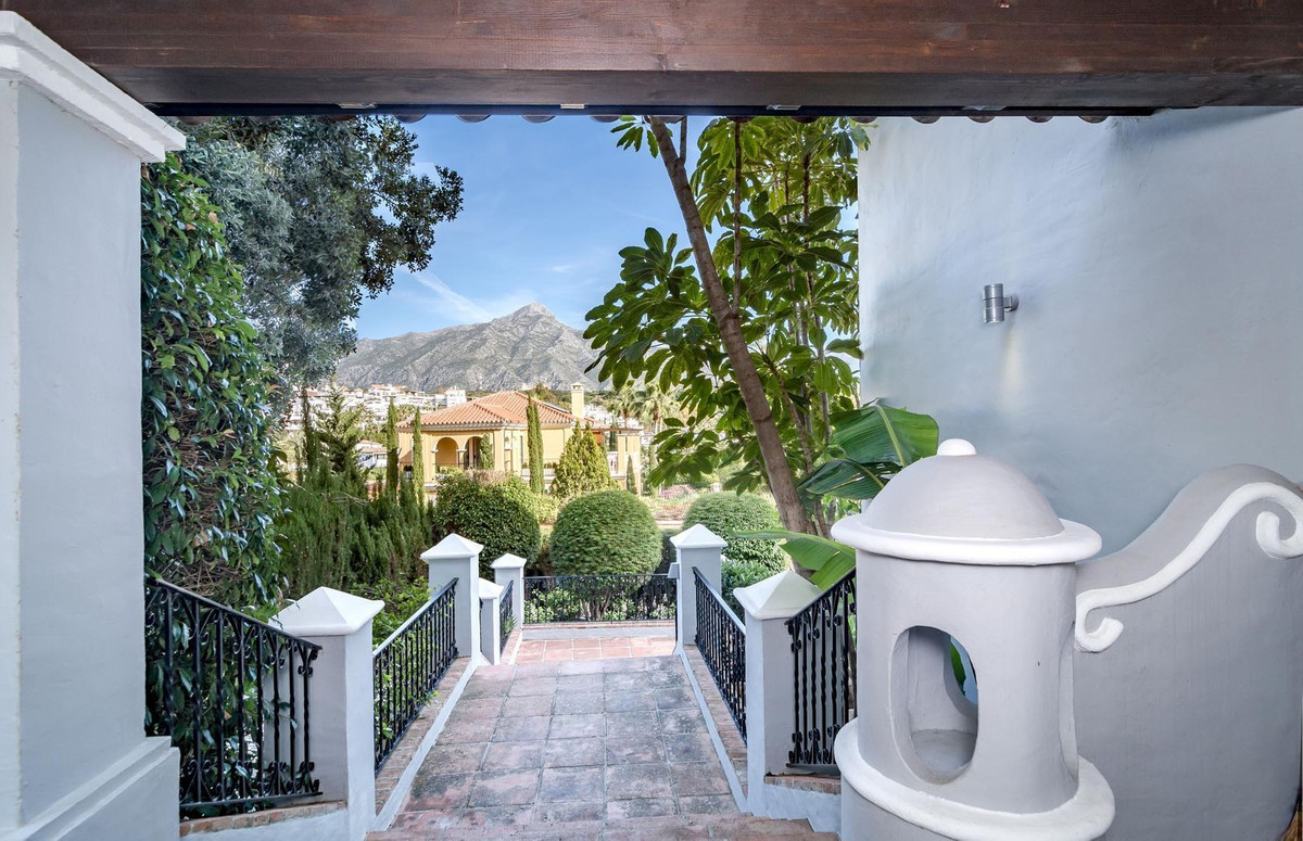 5 Bed Townhouse for sale in Nueva Andalucía Costa Del Sol, Málaga, Spain