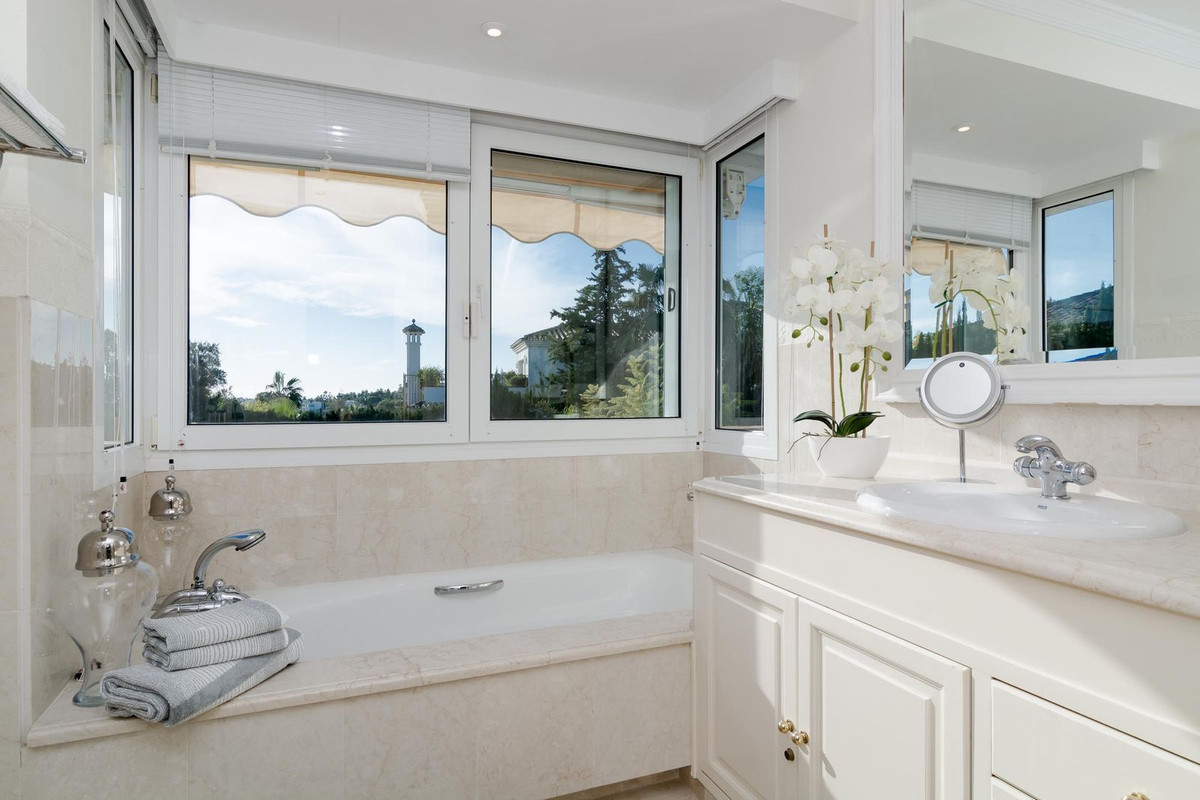 5 Bed Townhouse for sale in Nueva Andalucía Costa Del Sol, Málaga, Spain