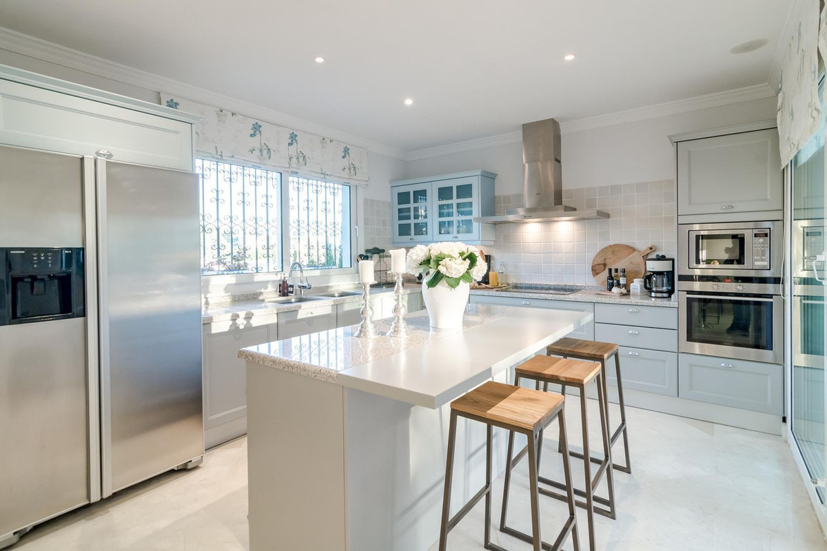 5 Bed Townhouse for sale in Nueva Andalucía Costa Del Sol, Málaga, Spain
