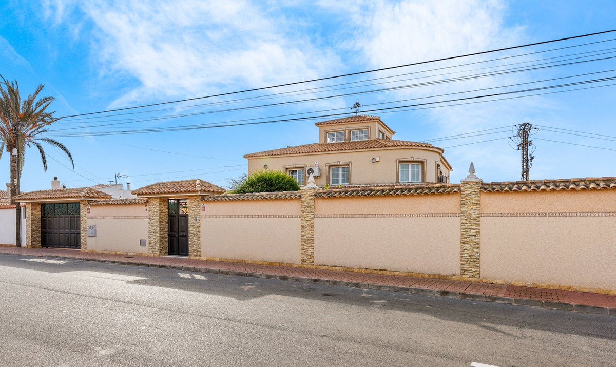 4 Bed Townhouse for sale in Torrevieja Costa Blanca, Alicante, Spain