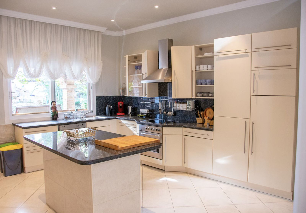 7 Bed Townhouse for sale in Hacienda Las Chapas Costa Del Sol, Málaga, Spain