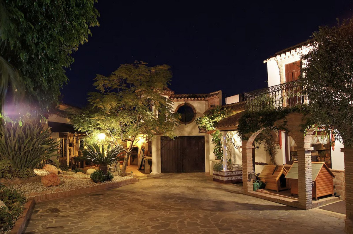 7 Bed Townhouse for sale in Hacienda Las Chapas Costa Del Sol, Málaga, Spain