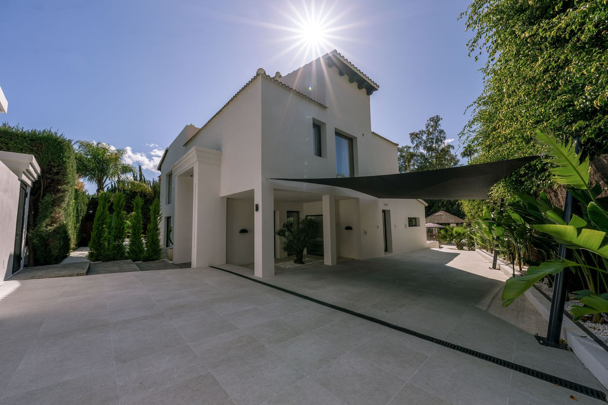 5 Bed Townhouse for sale in Nueva Andalucía Costa Del Sol, Málaga, Spain
